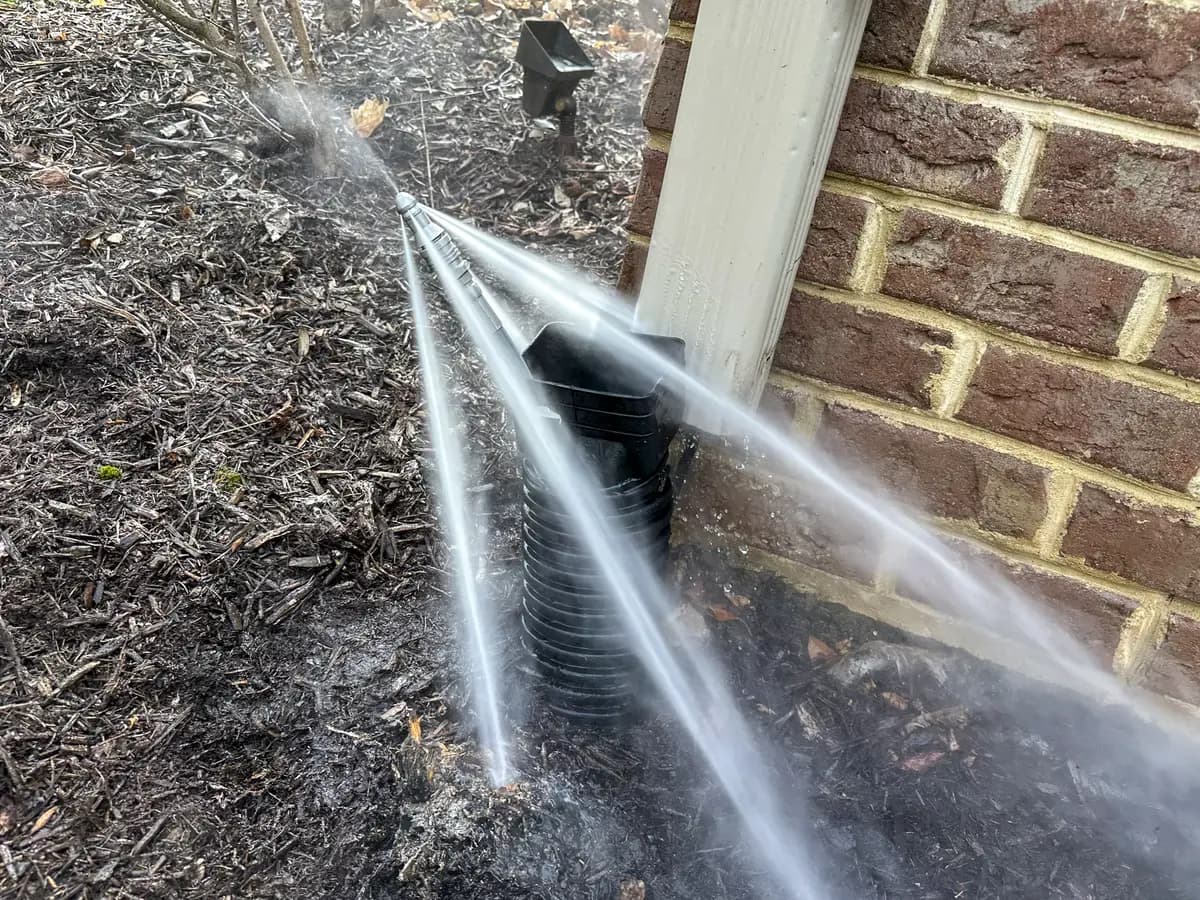 Jetting nozzle tip working inside corrugated pipe